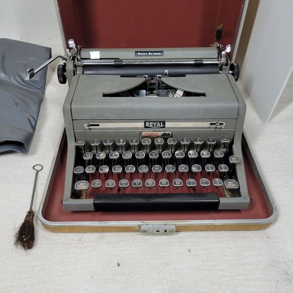 Vintage Royal Typewriter Quiet De Luxe Gray Magic with Portable Case Mid Century - Picture 2 of 16
